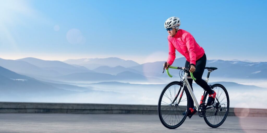 Hegyi kerékpáros egy napsütéses napon