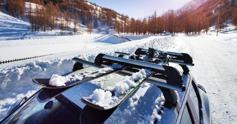 Sílécek autóra szerelt tartóján havas tájon való utazás közben