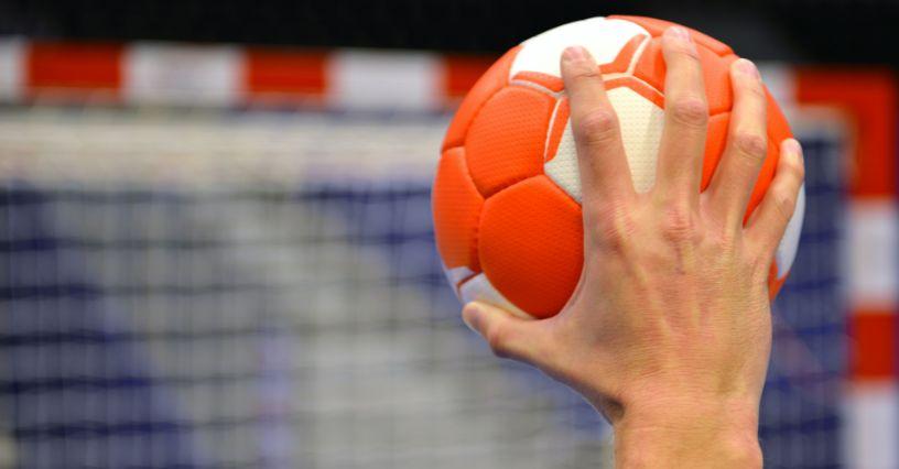 Kézilabda játékos kézben tart egy kézilabdát