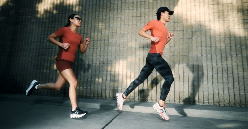 Két ember fut sportos felszerelésben egy utcai helyszínen