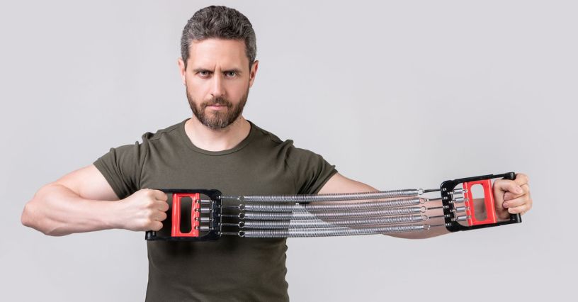 Férfi használ testébresztő expandert