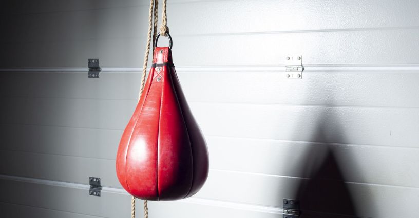 Egy bokszzsák lóg egy fehér fal előtt