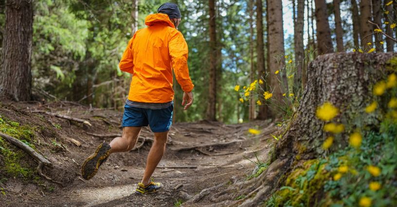 Egy futó halad az erdei ösvényen megfelelő cipőben