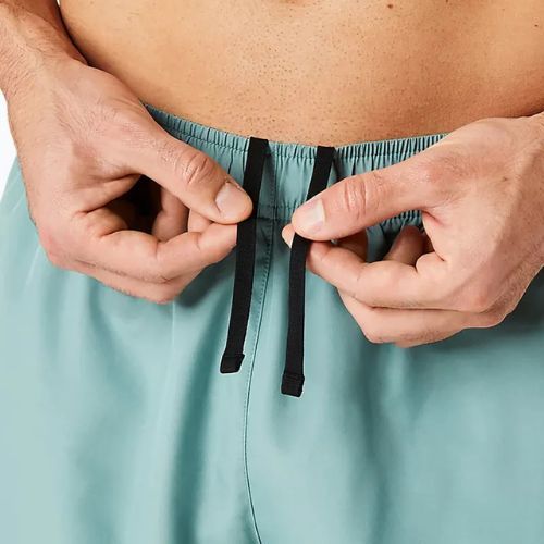 Férfi ASICS Core 5In Short celadon színű futónadrág