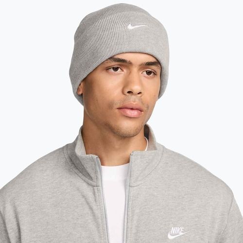 Téli sapka Nike Peak Swoosh Beanie dark grey heather/white