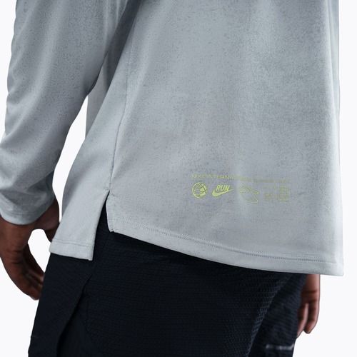 Férfi hosszú ujjú futópóló Nike Stride Dri-Fit ADV light smoke grey