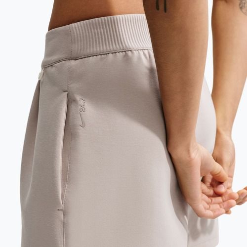 Női edző rövidnadrág Nike 24.7 ImpossiblySoft cream Ii/cream Ii/college grey