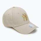 Női New Era Metallic Logo 9Forty New York Yankees baseball sapka világos bézs színben.