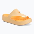 Női flip-flopok Crocs Getaway Platform Toe Loop golden hour
