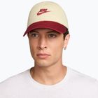 Baseball sapka Nike Club Unstructured Futura Wash light khaki/team crimson/team crimson