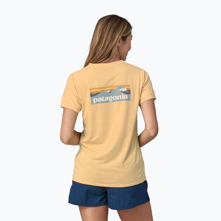 Női Patagonia Cap Cool Daily Graphic Shirt Waters boardshort logo/sandy melon x-dye női póló 2