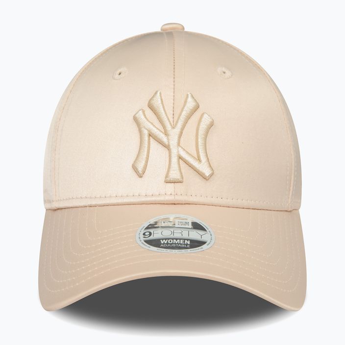 Női New Era Satin 9Forty New York Yankees baseball sapka világos bézs színben. 2