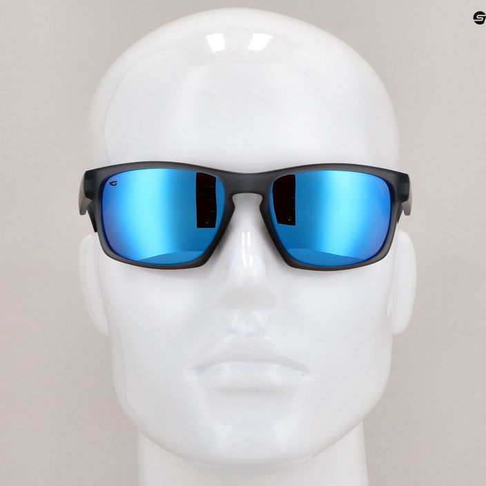 GOG Logan divat matt kristályszürke / polikromatikus fehér-kék napszemüveg E713-2P 9