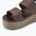 Crocs Brooklyn Low Wedge mushroom/stucco női szandál 7