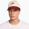 Baseball sapka Nike Club Unstructured Futura Wash light khaki/team crimson/team crimson