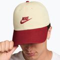 Baseball sapka Nike Club Unstructured Futura Wash light khaki/team crimson/team crimson 4