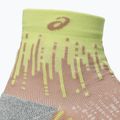 Zokni ASICS Performance Run Quarter neutral pink/huddle yellow 3