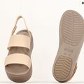 Női Crocs Brooklyn Met Low Wedge fém pezsgő színű szandálok 11