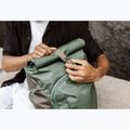 Osprey Transporter Roll Top 30 l városi hátizsák, fenyőlevél 19