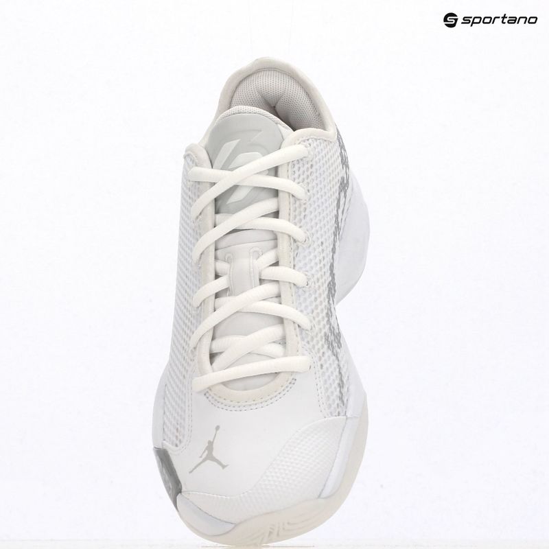 Férfi kosárlabda cipő  Jordan Luka 77 white/metallic silver/photon dust 9