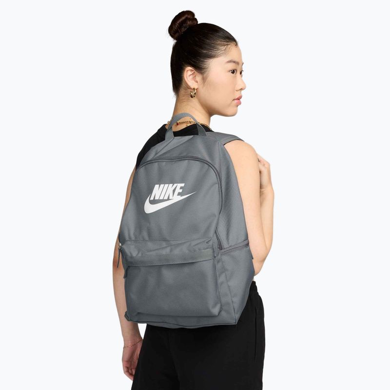 Nike Heritage 25 l hátizsák füstszürke/füstszürke/fehér 8