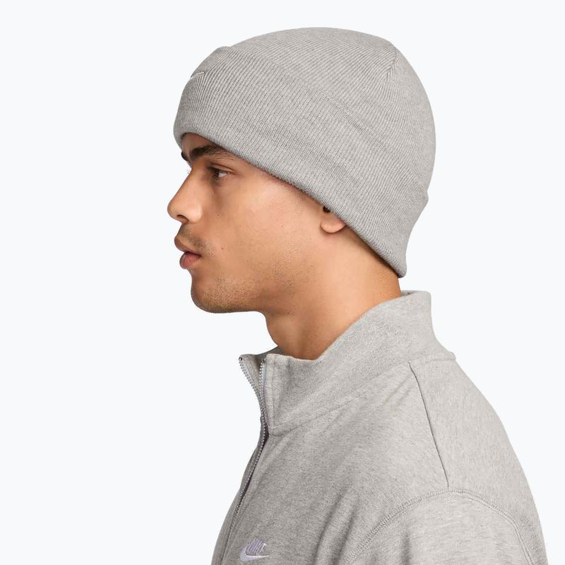 Téli sapka Nike Peak Swoosh Beanie dark grey heather/white 4