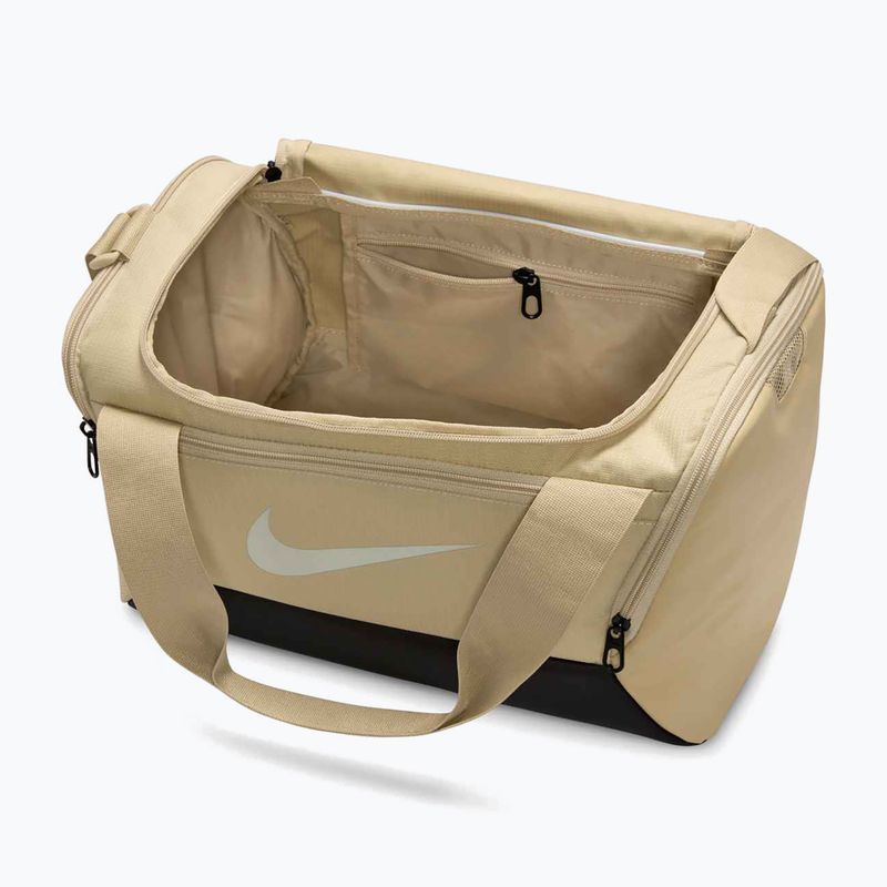 Nike Brasilia 9.5 Duffle 25 l sivatagi khaki/fekete/vitorlás tornazsák 4