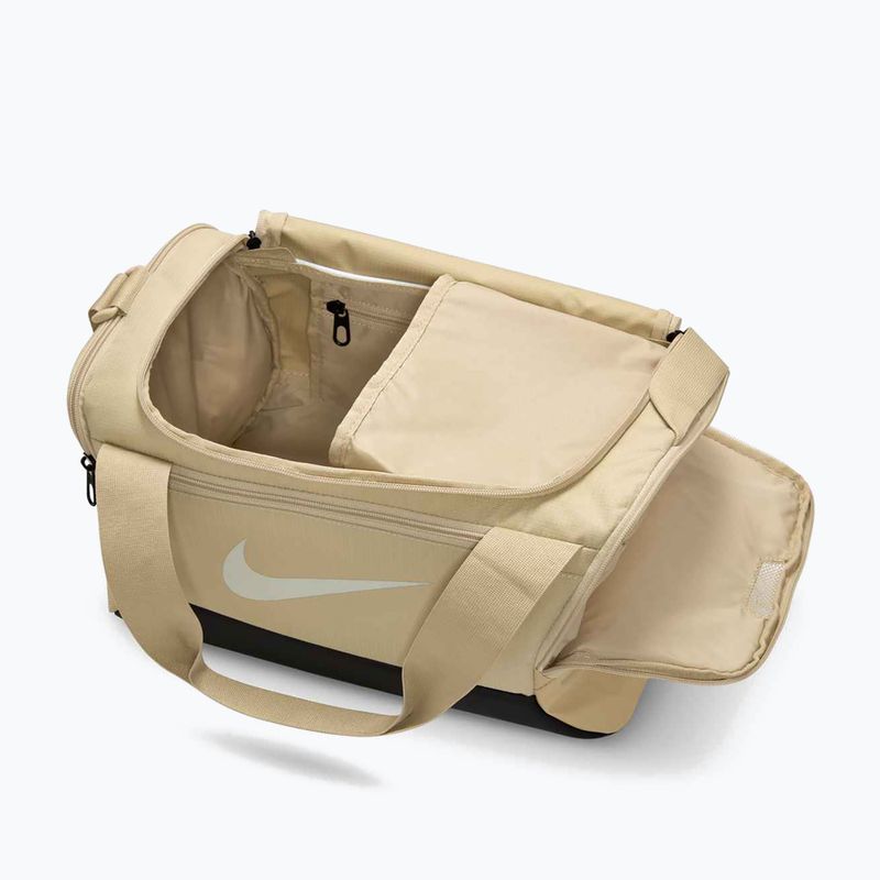 Nike Brasilia 9.5 Duffle 25 l sivatagi khaki/fekete/vitorlás tornazsák 5