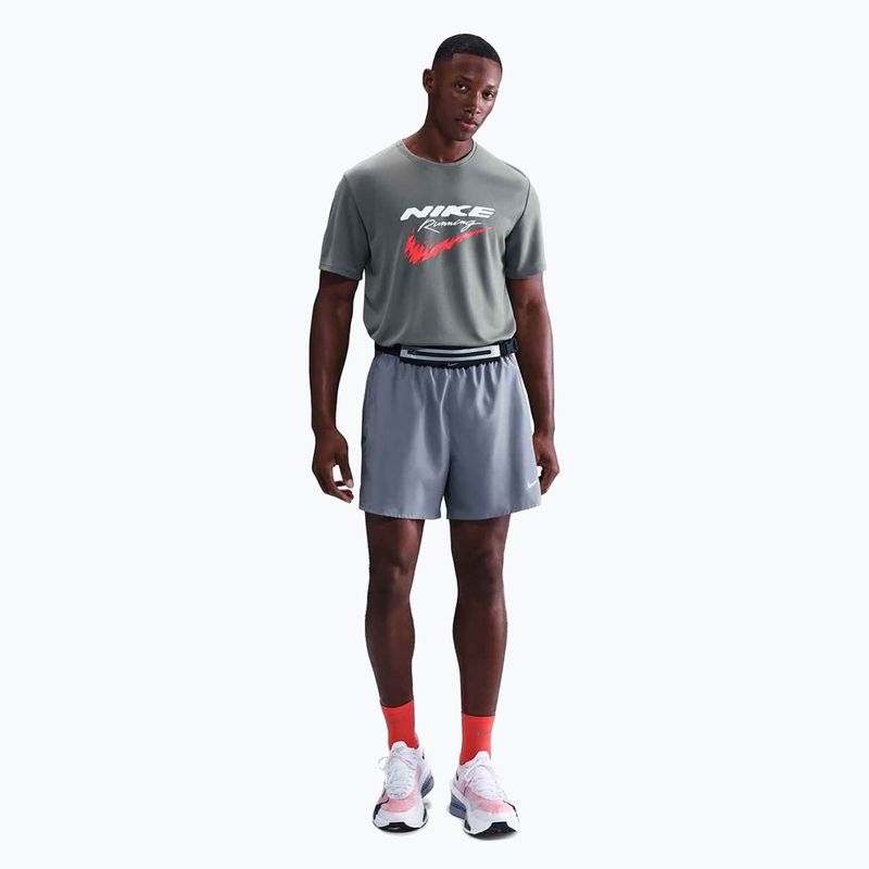 Férfi Nike Miler Dri-Fit UV smoke szürke futópóló 2