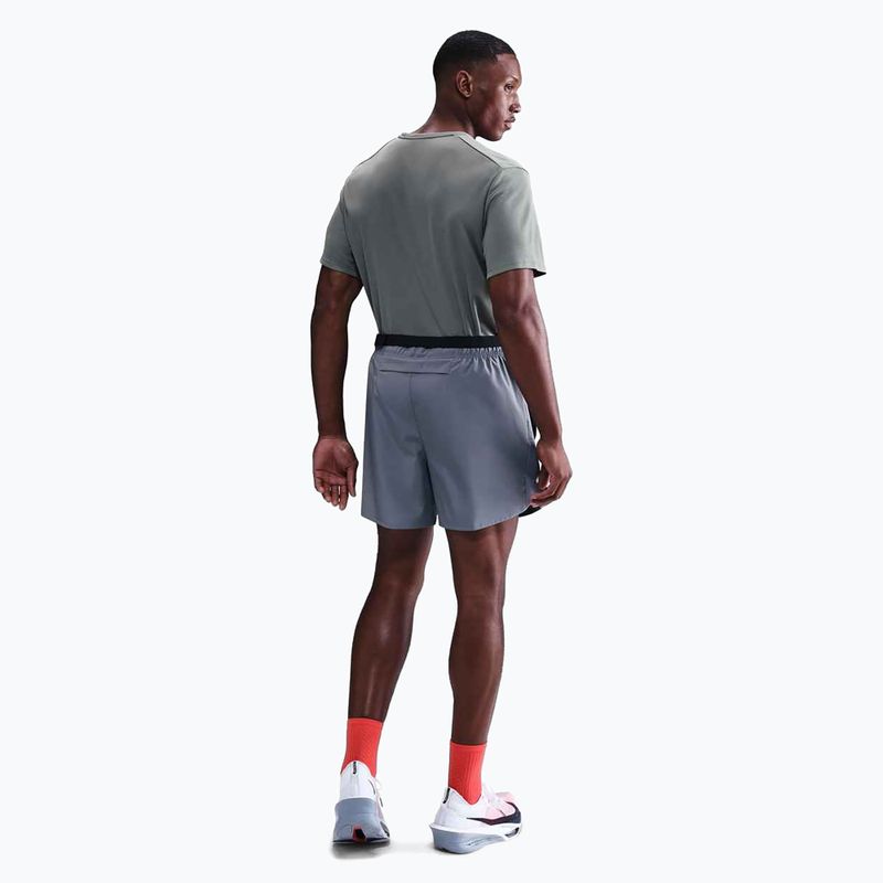 Férfi Nike Miler Dri-Fit UV smoke szürke futópóló 3