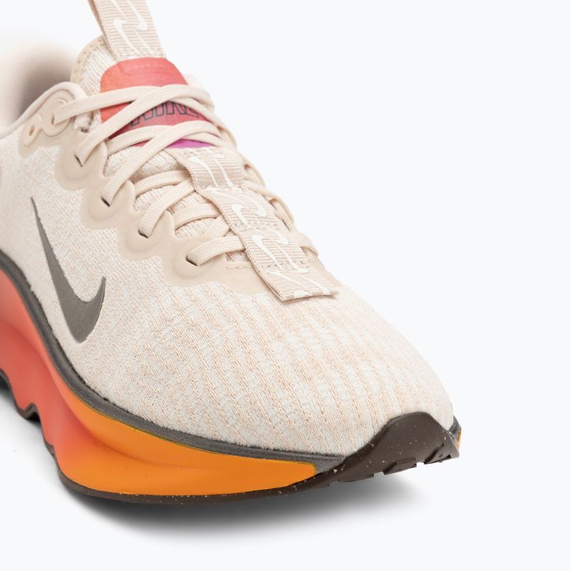 Nike Motiva SE női edzőcipő pearl white/pale ivory/vivid purple/metallic gold grain 7