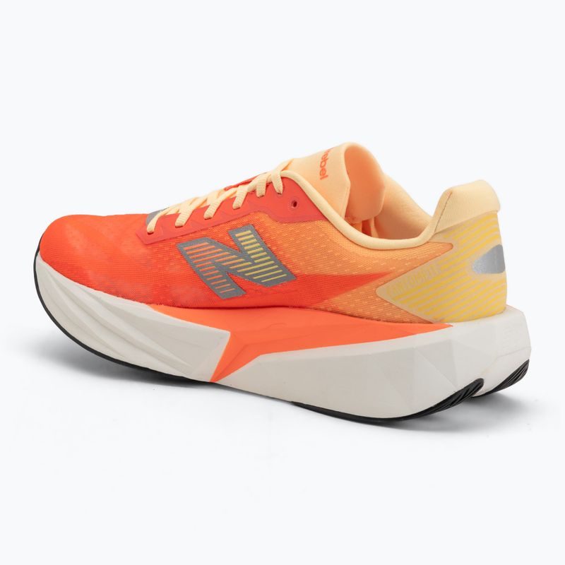 Férfi futócipő  New Balance FuelCell Rebel V5 tangerine heat/silver metallic 3