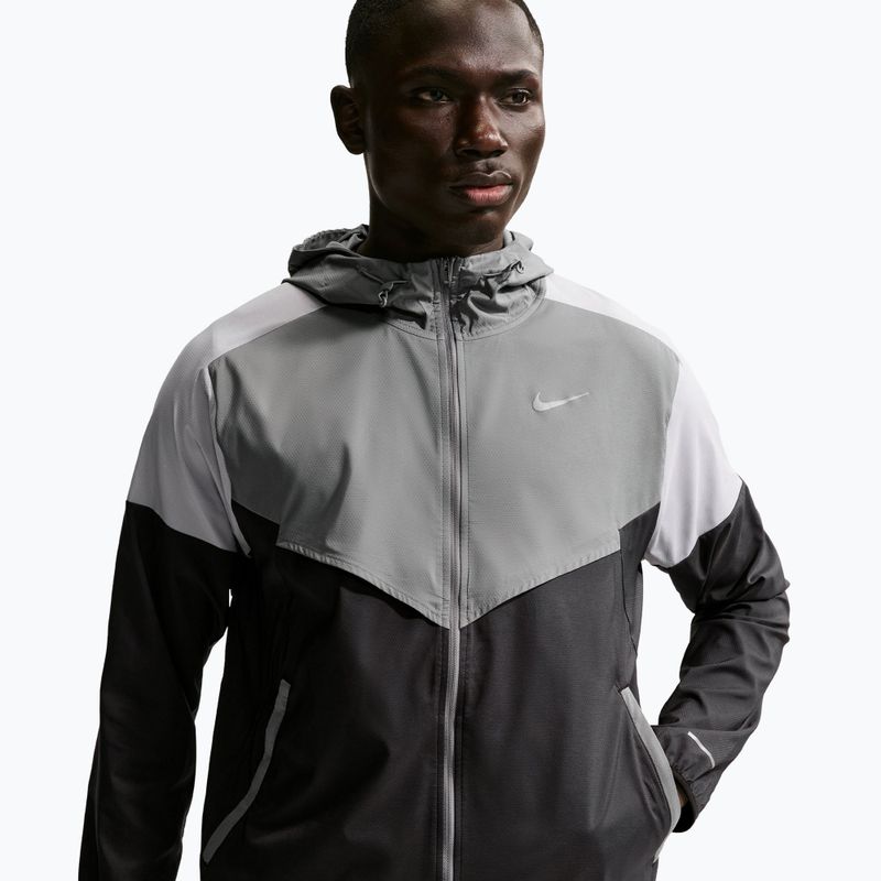Férfi futódzseki Nike Impossibly Light Windrunner smoke grey/wolf grey/black 4