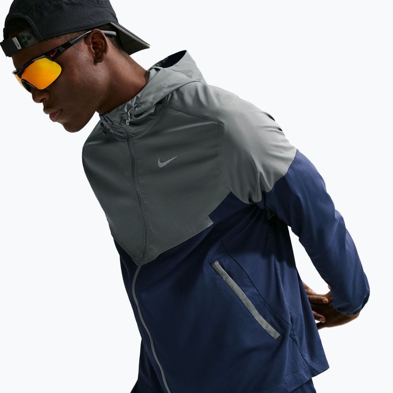 Férfi futódzseki Nike Impossibly Light Windrunner smoke grey/smoke grey/midnight navy 4