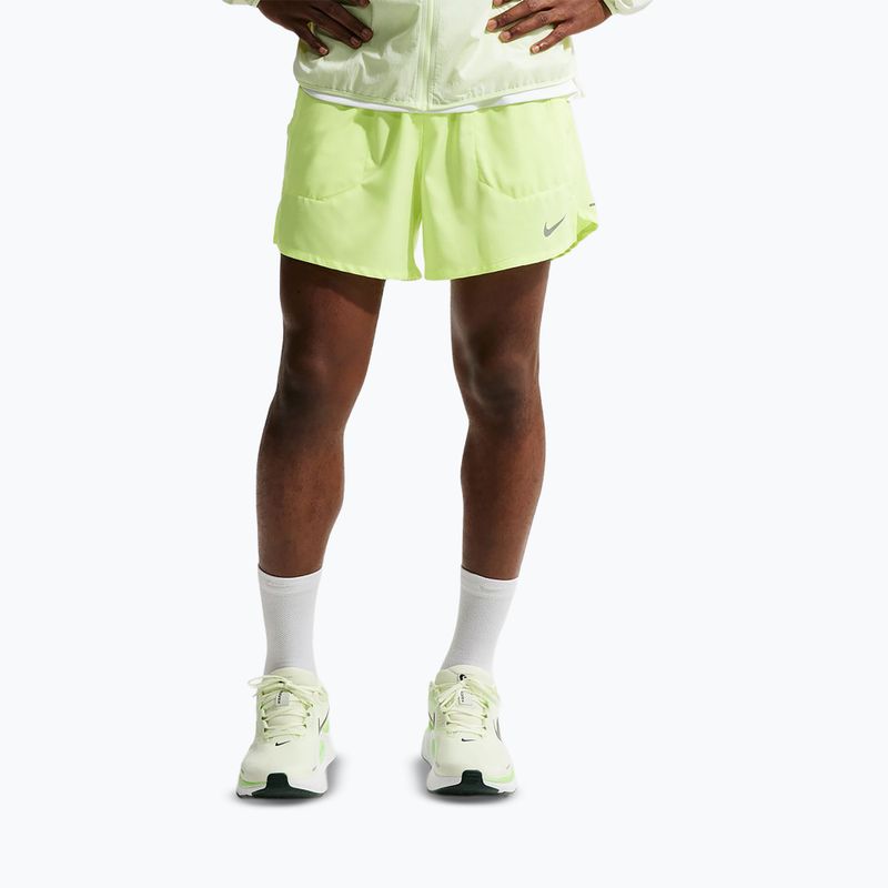 Férfi Nike Stride Dri-Fit rövidnadrág, 5 hüvelykes, belső béléssel, volt jég színben