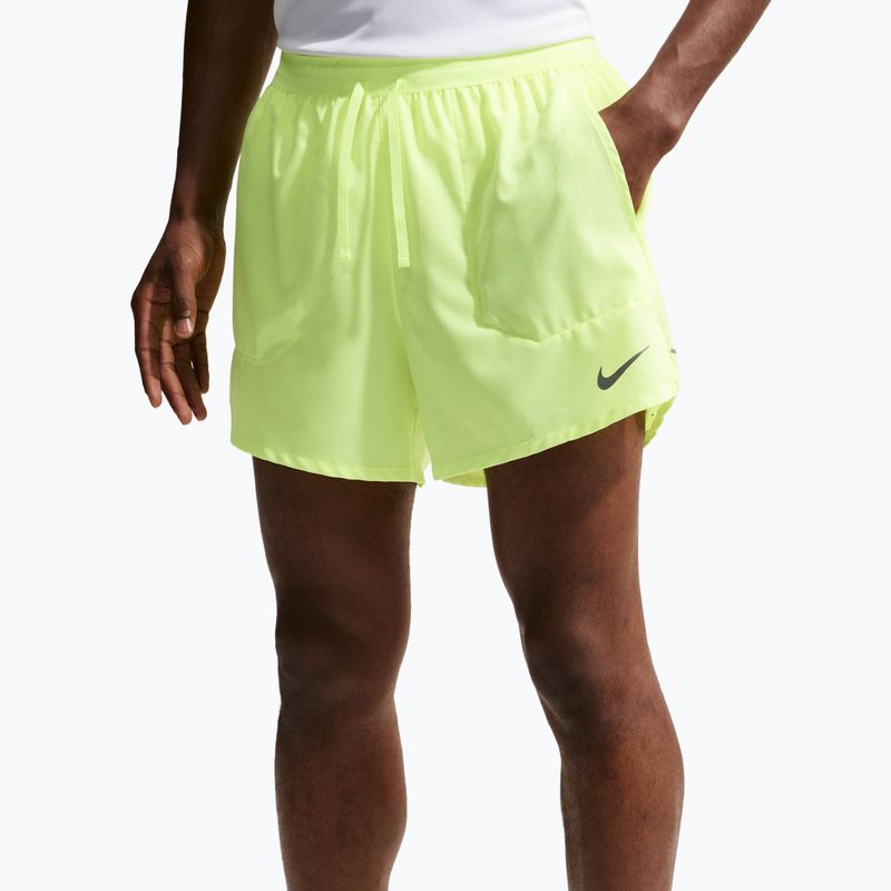 Férfi Nike Stride Dri-Fit rövidnadrág, 5 hüvelykes, belső béléssel, volt jég színben 4