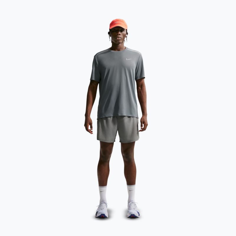 Férfi futópóló Nike Miler Dri-Fit UV smoke grey 2