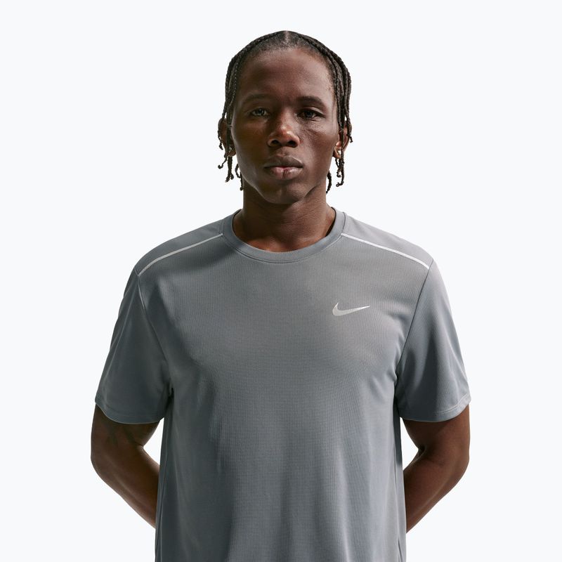 Férfi futópóló Nike Miler Dri-Fit UV smoke grey 4