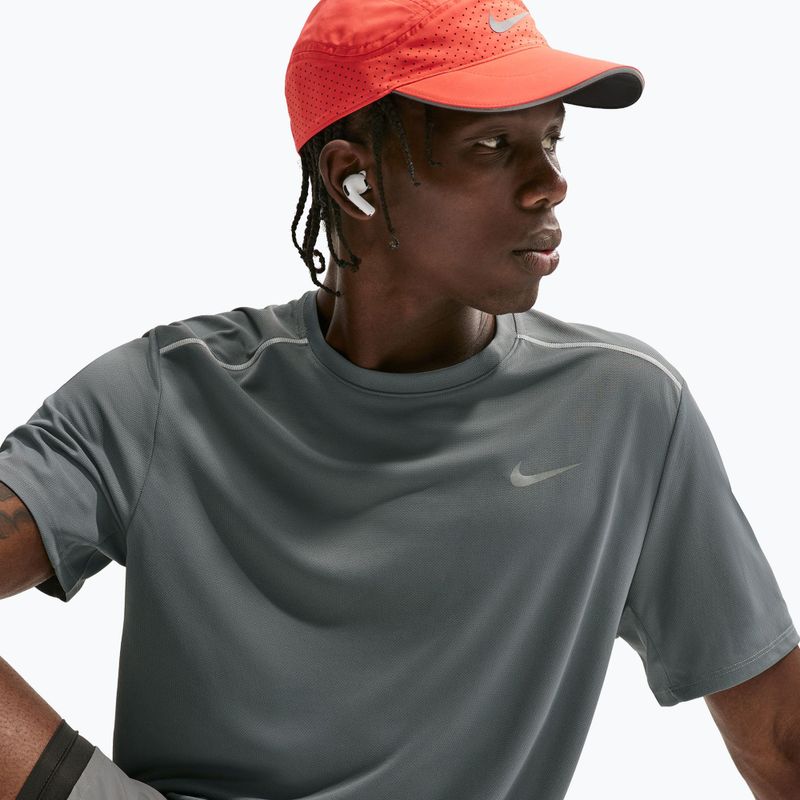 Férfi futópóló Nike Miler Dri-Fit UV smoke grey 6