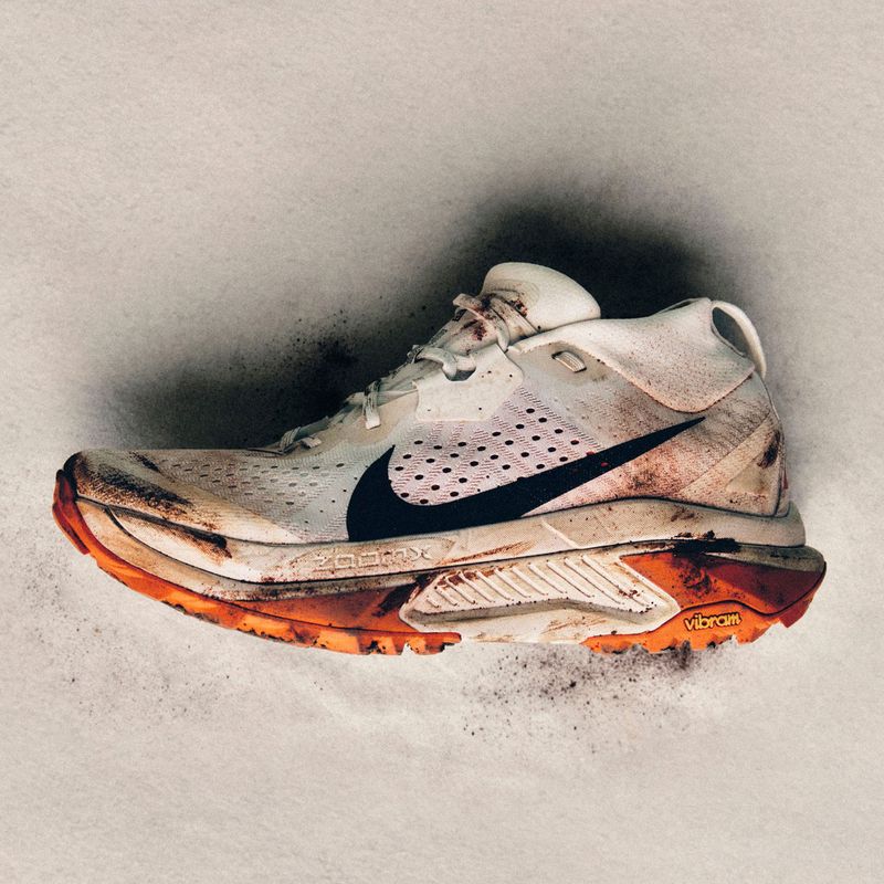 Női futócipő Nike ACG Zegama Trail summit fehér/phantom/biztonsági narancs/fekete 8