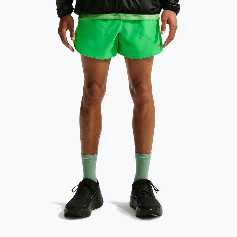 Férfi Nike Stride Dri-Fit rövidnadrág, bélelt, 5" zöld szikra