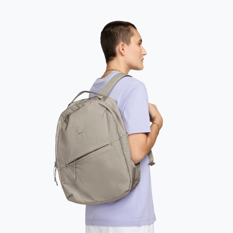Városi hátizsák Nike Aura 24 l cream ii/cream ii/metallic silver brl 7