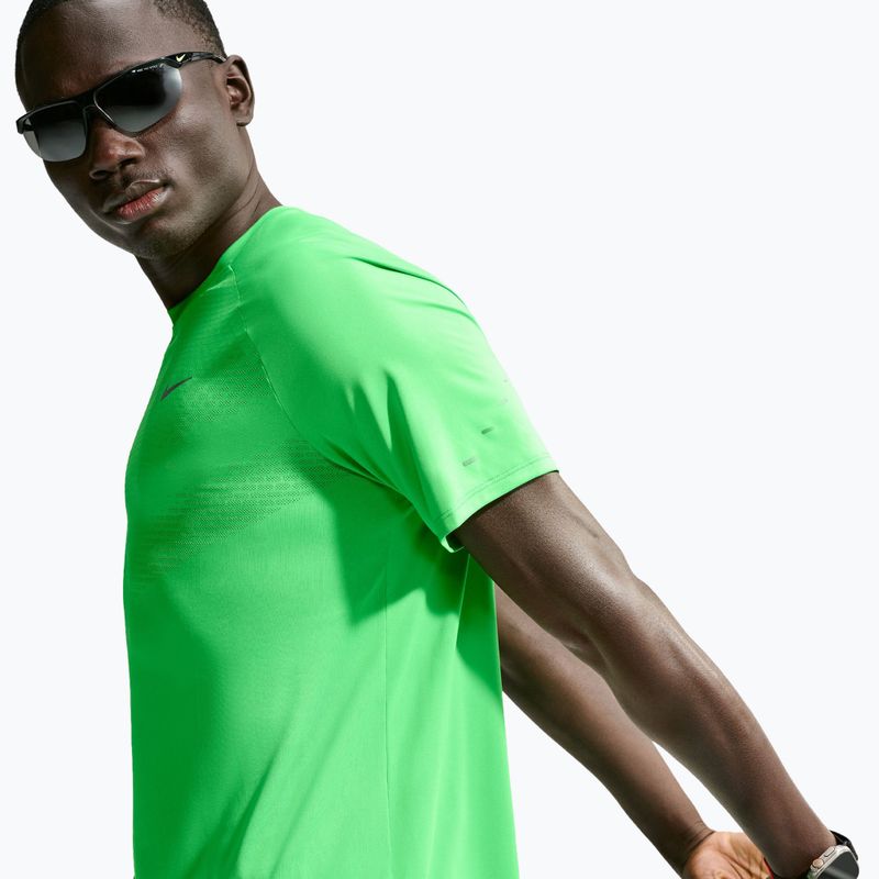 Férfi futó póló Nike Stride green spark 6