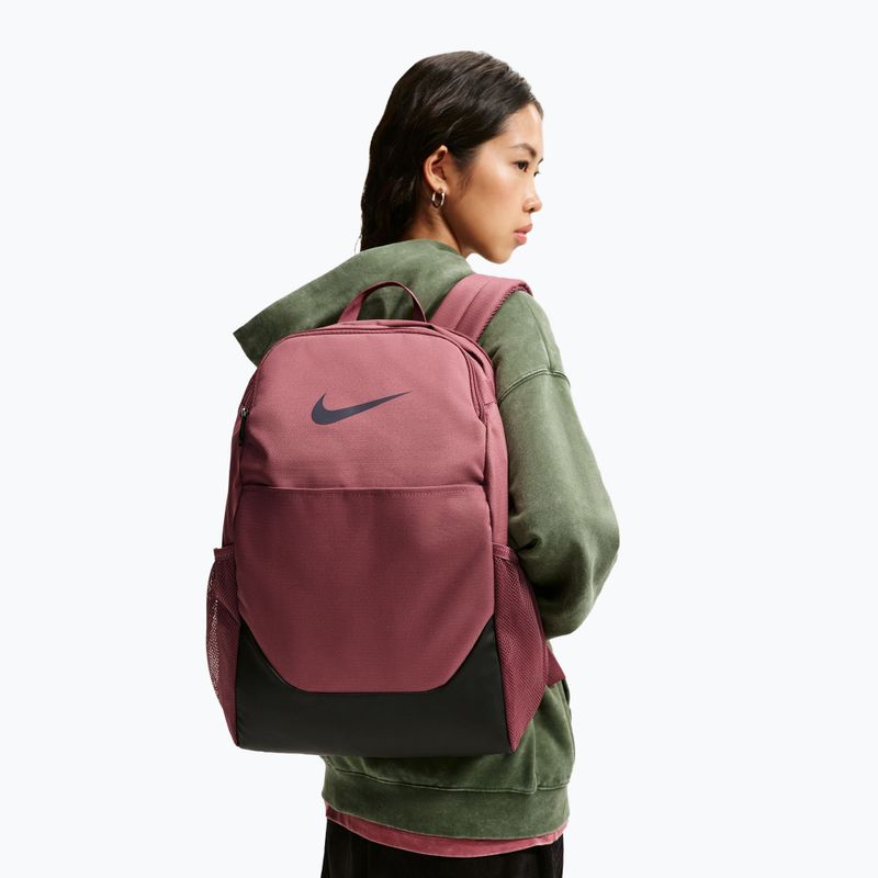 Hátizsák Nike Brasilia 24 l pink smoke/black/gridiron 10