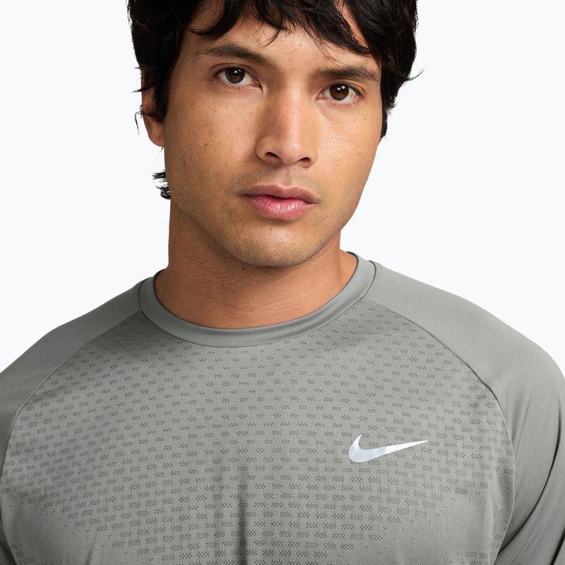 Férfi futó póló Nike Stride grey fog 3