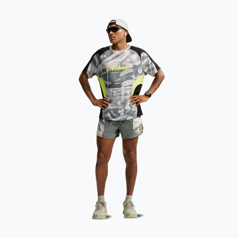 Férfi futó póló Nike Dri-FIT Printed SS smoke grey/black/light lemon twist 2