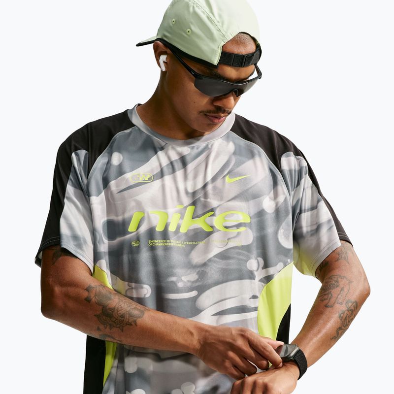 Férfi futó póló Nike Dri-FIT Printed SS smoke grey/black/light lemon twist 4
