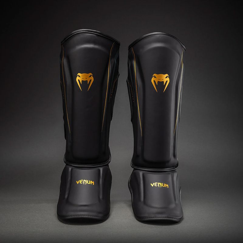 Sípcsont- és lábfejvédők Venum Streamline Shin black/gold 2