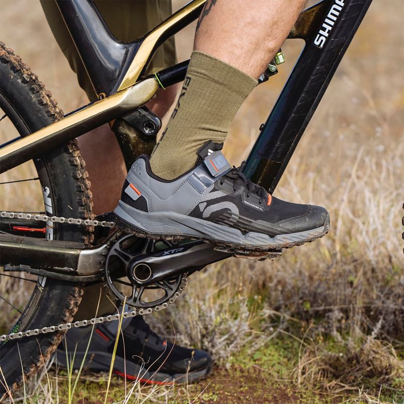Férfi MTB kerékpáros cipő adidas FIVE TEN Trailcross Clip A mag fekete/szürke három/piros 14
