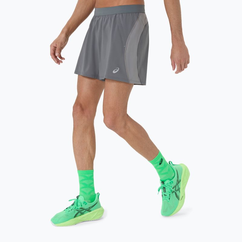 Férfi futóshort ASICS Road 5IN clay grey/steel grey/illuminate green 4